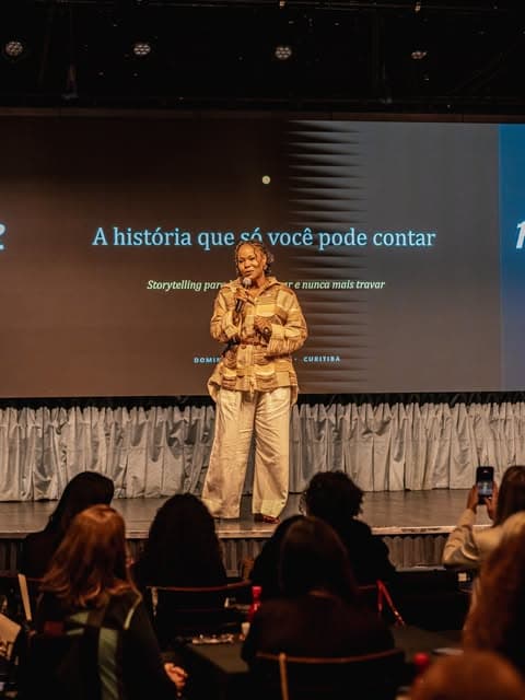 Lili Almeida cozinhando